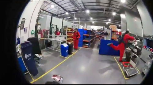 沖破三道安全圍欄,英國反戰(zhàn)人士闖入以色列軍工廠拆卸武器生產(chǎn)設(shè)備